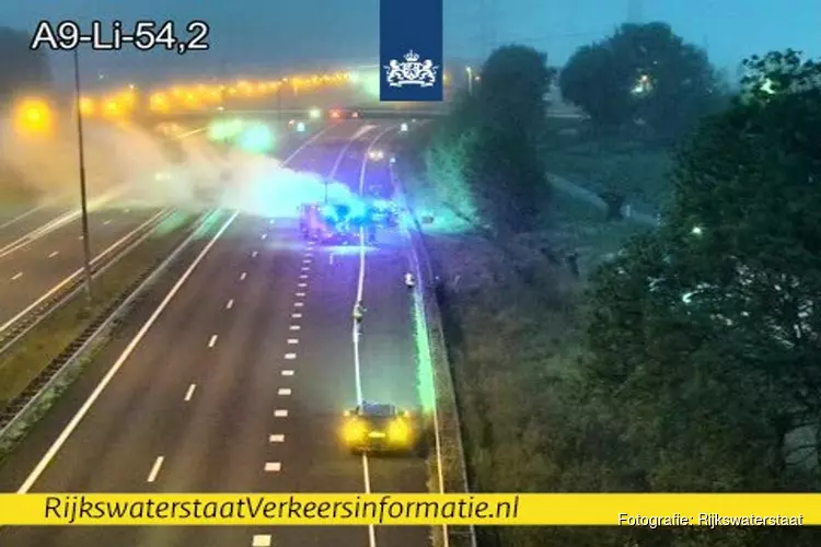 Auto brandt uit op A9 bij Beverwijk