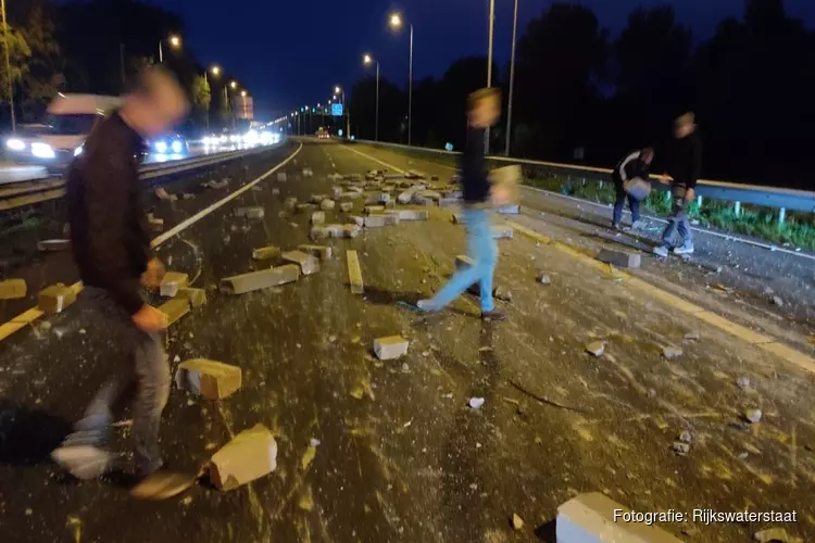 Vrachtwagen verliest lading bij Heemskerk: A9 richting Alkmaar bezaaid met betonblokken