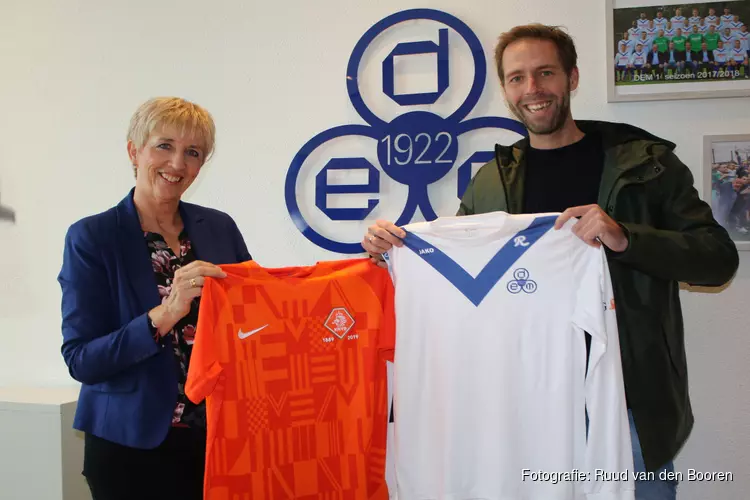 130 jaar voetbal - KNVB ruilt shirt met R.K.V.V. DEM