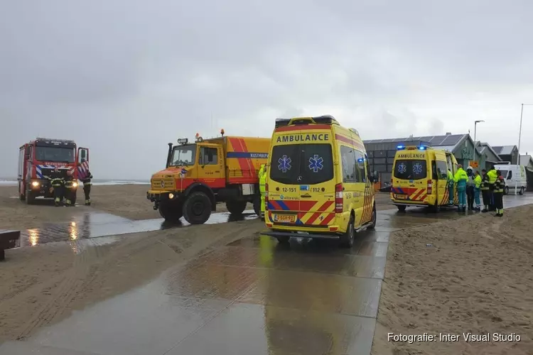 Surfer uit water gehaald door omstanders bij Wijk aan Zee