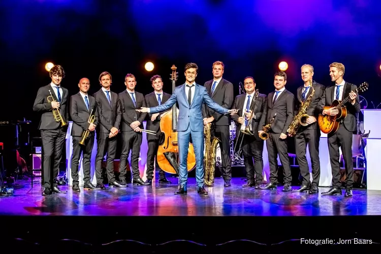 Winnaar ‘The Voice’ Dennis van Aarssen komt met bigband naar Beverwijk!