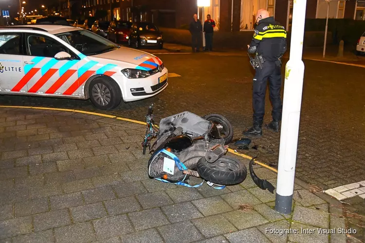 Auto rijdt door na aanrijding met scooterrijder in Beverwijk