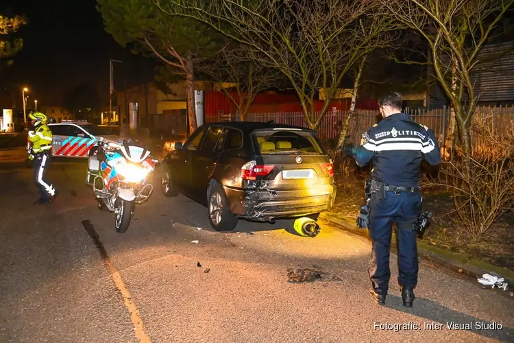 Pizzabezorger klapt op geparkeerde auto in Beverwijk