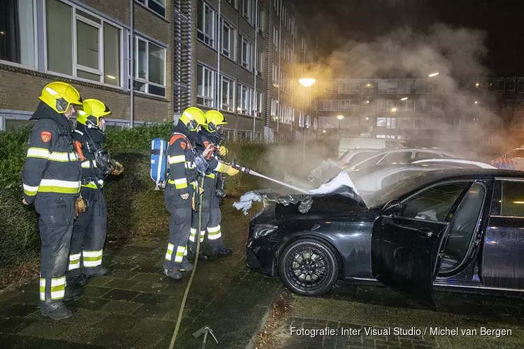 Geparkeerde taxi uitgebrand in Arnostraat