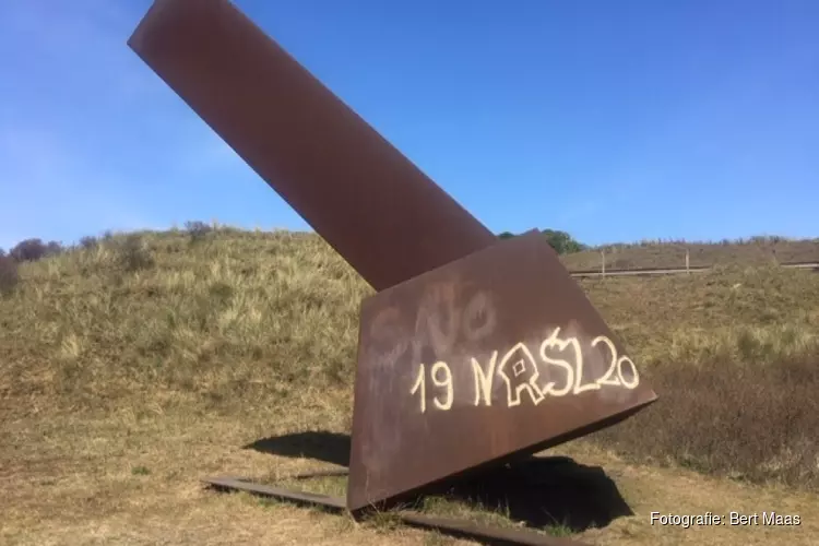 Beelden Zee van Staal ontsierd door graffiti-tags