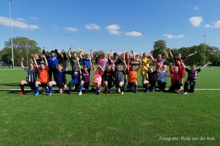 Meiden zijn welkom bij voetbalvereniging DEM tijdens &#39;Mei-denmaand&#39;