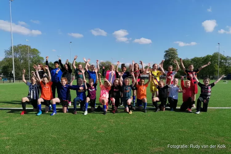 Wegens succes verlengd: de meidenmaand bij voetbalvereniging DEM