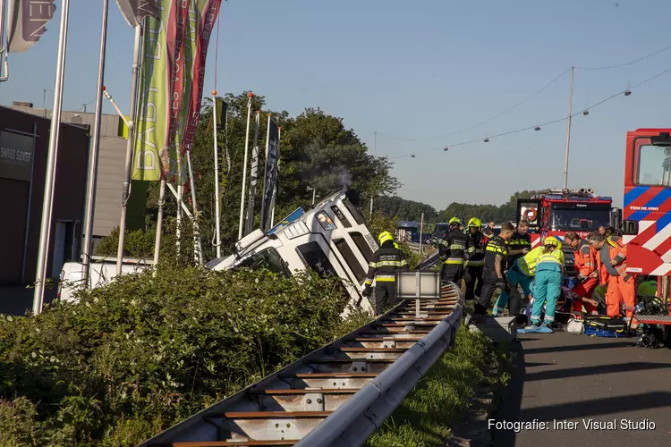 Vrachtwagen over de kop geslagen op A22 bij Beverwijk