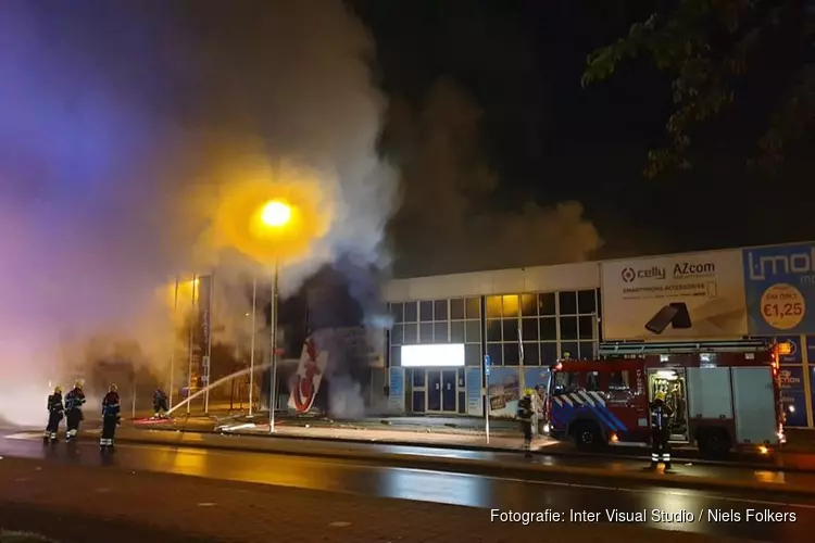 Felle brand bij Carpetright in Beverwijk