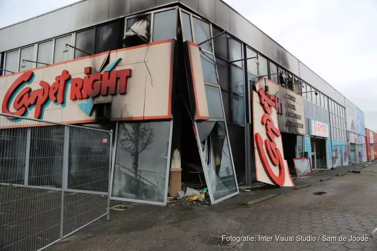 Schade brand Carpetright Beverwijk bij daglicht goed zichtbaar