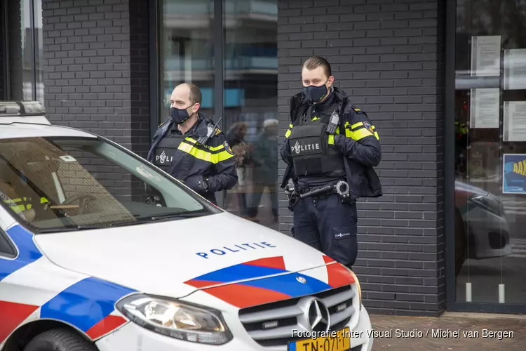 Agenten in kogelwerende vesten voor Gemeentehuis Beverwijk