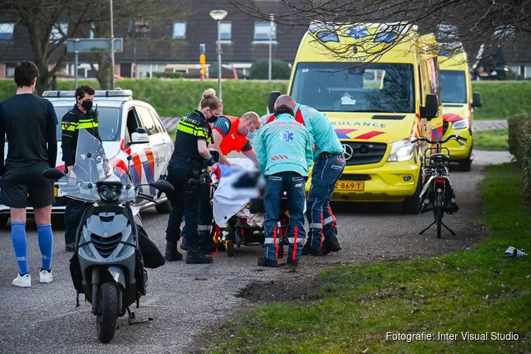 Scooterrijder klapt tegen boom en raakt gewond in Beverwijk