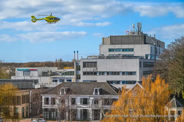 Corona-helikopter landt op Rode Kruis Ziekenhuis voor overplaatsing patiënt