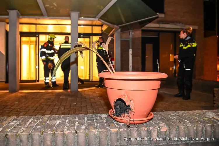 Wierrook zet bloempot in brand, bewoonster naar het ziekenhuis