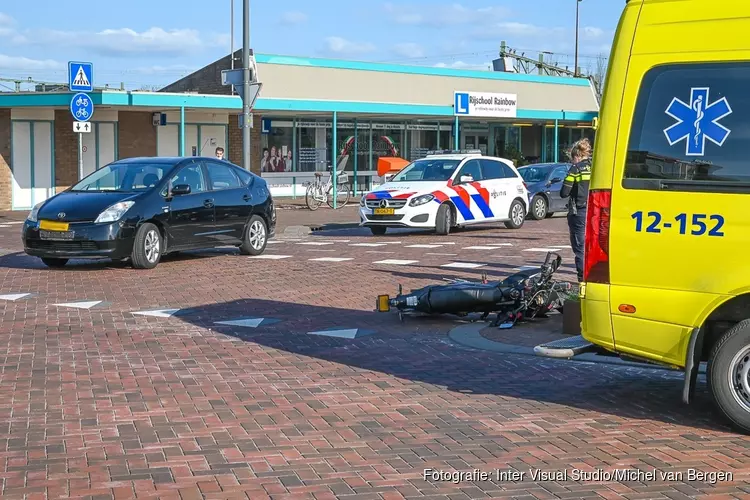 Bromfietser gewond bij aanrijding op het Stationsplein in Beverwijk