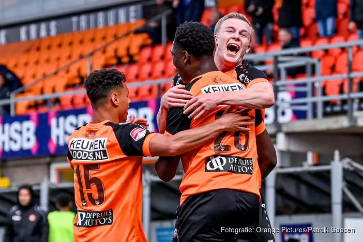 FC Volendam klopt Telstar in vissersderby. Debutant Zeefuik (16) scoort