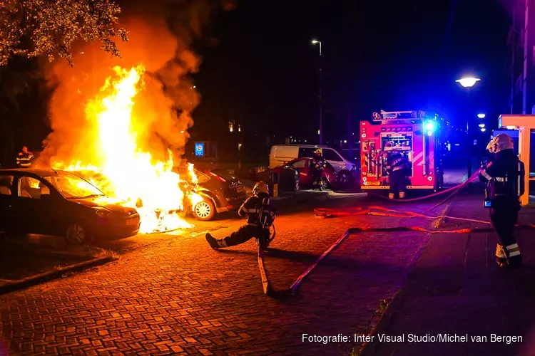 Geparkeerde auto gaat in vlammen op aan de Plesmanweg in Beverwijk