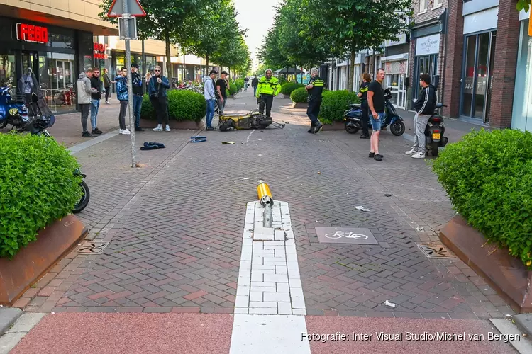 Scooterrijder wordt aangereden en crasht op de Breestraat