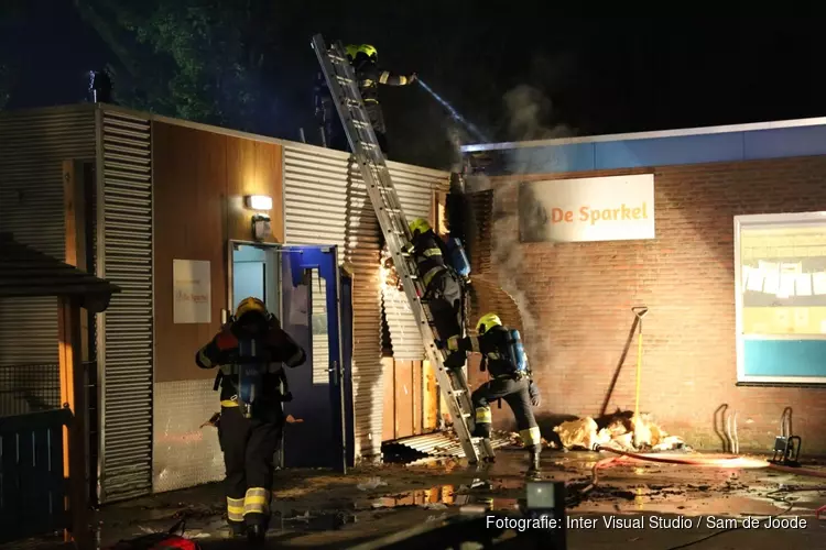 Brand op dak kindcentrum in Beverwijk