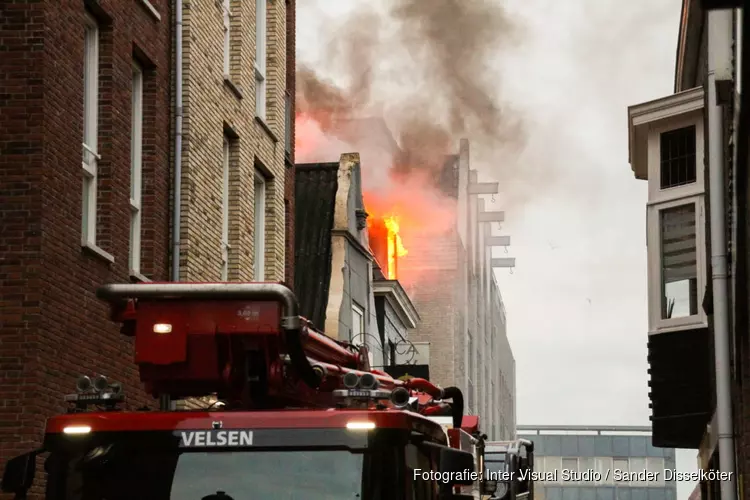 Uitslaande brand vanaf dak in Beverwijk