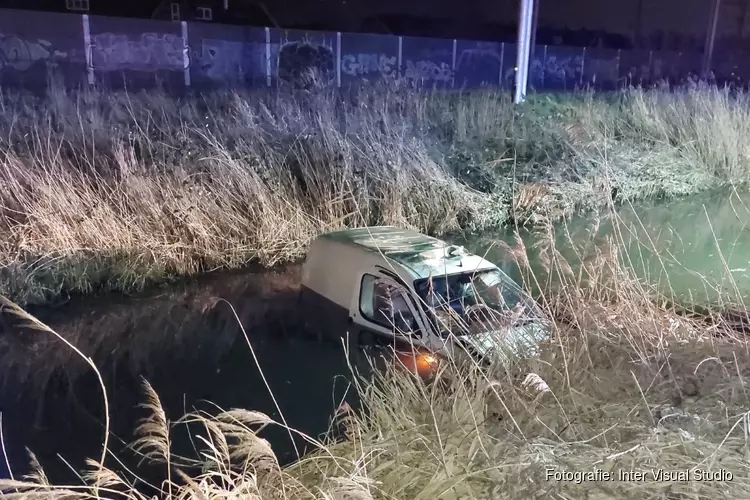 Auto te water in Beverwijk, man zwaargewond