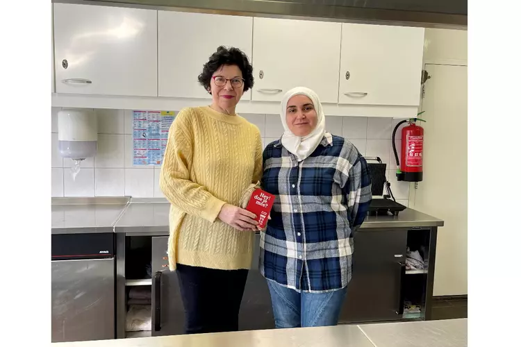 25 februari –  De dag dat Nederland weer openging.   Wethouder Hanneke Niele lunchte bij De Eettafel in buurthuis Wijk aan Duin