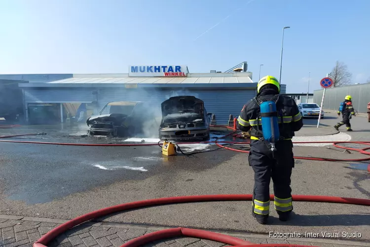 Twee auto&#39;s in brand in Beverwijk