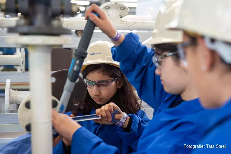 Tata Steel zet meisjes aan het werk tijdens Girl&#39;s Day