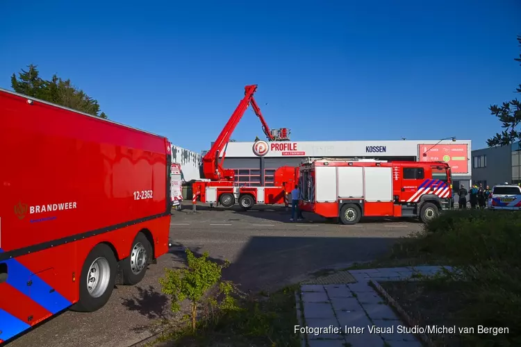 Brandweer op zoek naar herkomst van rookontwikkeling in bedrijfspand