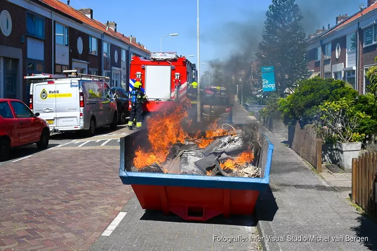 Vlammen uit bouwcontainer in de Wilgenhoflaan Beverwijk