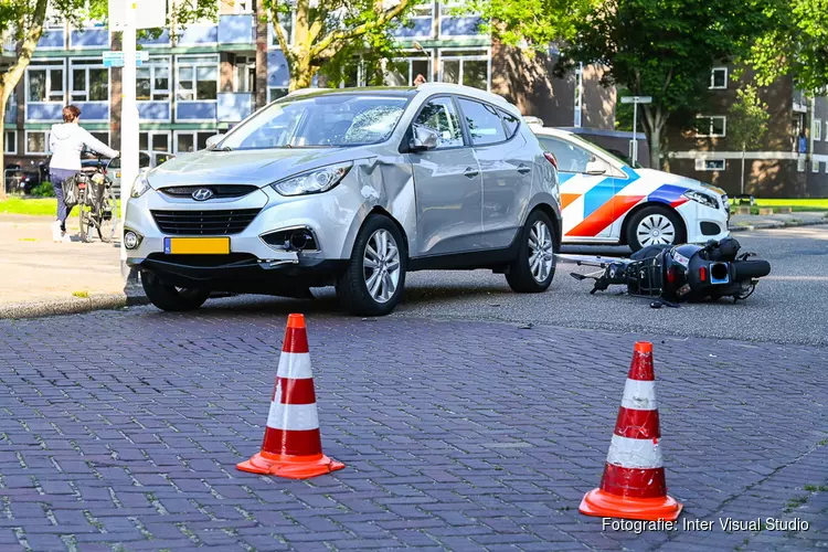 Twee gewonden bij aanrijding tussen auto en scooter