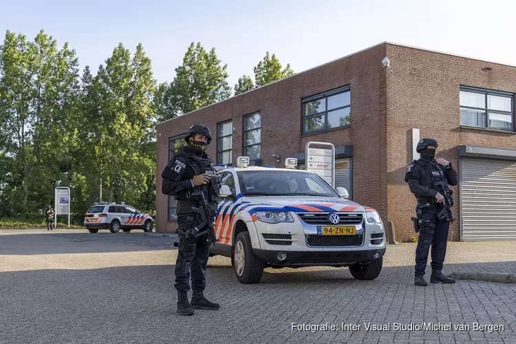 Zwaarbewapende agenten voor bedrijfspand in Beverwijk