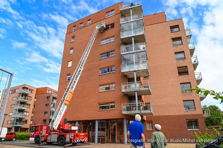 Stormschade: brandweer verwijdert losgeraakt zonnescherm