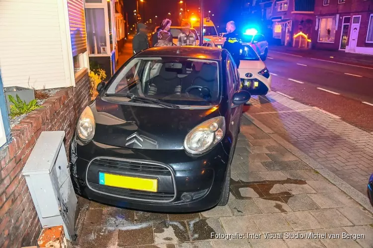 Auto eindigt tegen gevel van woning na aanrijding in Beverwijk