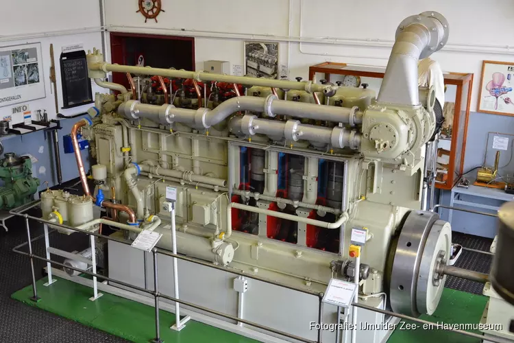 Draaiende motoren in het IJmuider Zee- en Havenmuseum