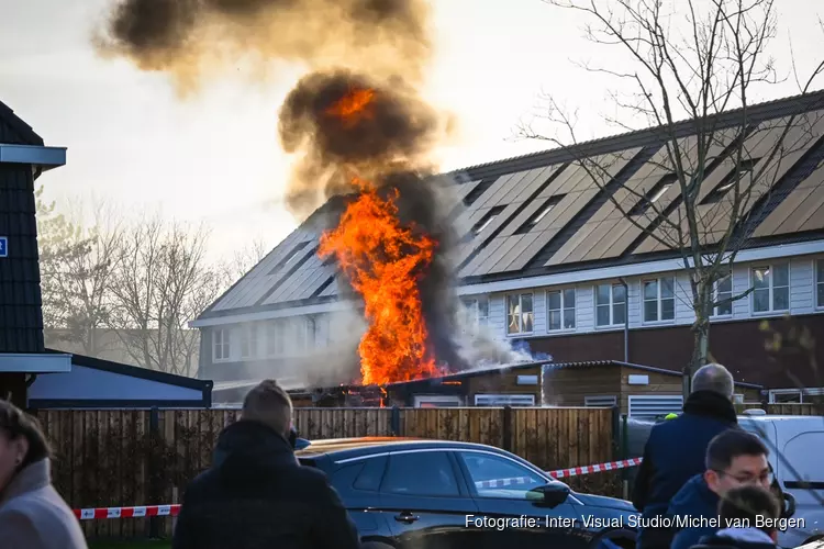 Uitslaande brand in schuur aan De Zanderijen in Beverwijk