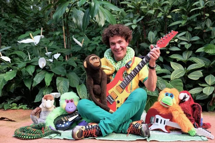 Op zondag 23 april speelt kinderpopster Dirk Scheele zijn vrolijke popconcert Roep van de Jungle (2+) in het Kennemer Theater, Beverwijk