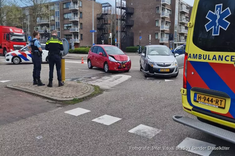 Twee auto`s botsen in Beverwijk