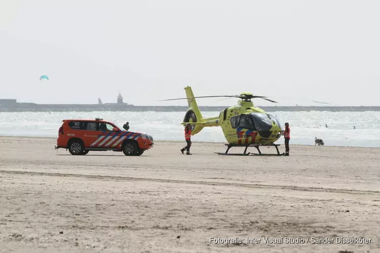Kite-surfer raakt gewond op strand