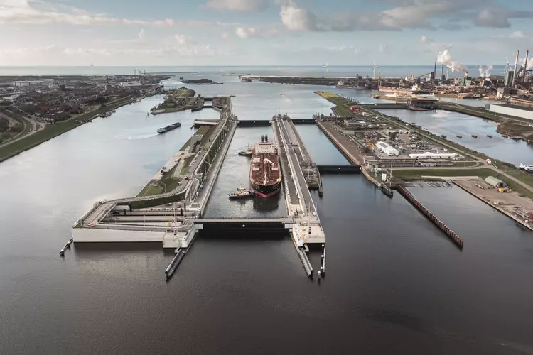 Wandeling over de sluizen van IJmuiden