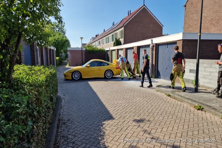 Motor Porsche vliegt in brand in Beverwijk