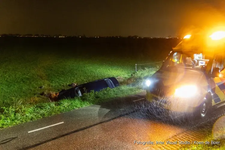 Auto van de weg geraakt op buitenweg in Beverwijk
