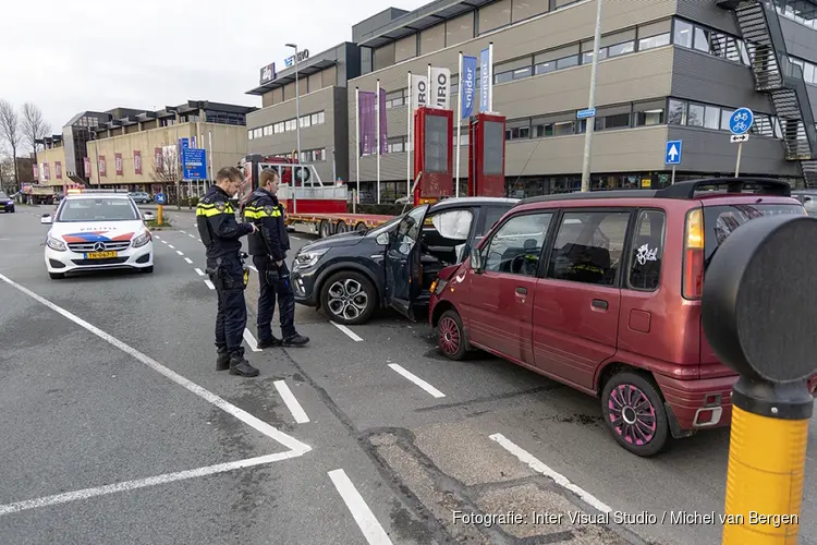 Twee auto's op elkaar gebotst op de Parallelweg in Beverwijk