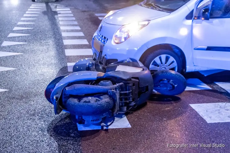 Scooterrijder komt met de schrik vrij na aanrijding in Beverwijk