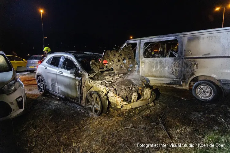 Twee voertuigen in brand op parkeerplaats in Beverwijk