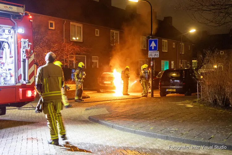 Autobrand aan de Vechtstraat in Beverwijk, eerder explosie geweest