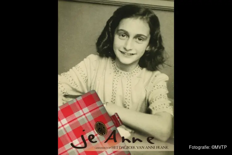 Het verhaal van Anne Frank komt tot leven in het theater.  Je, Anne: met liedjes en dagboekfragmenten