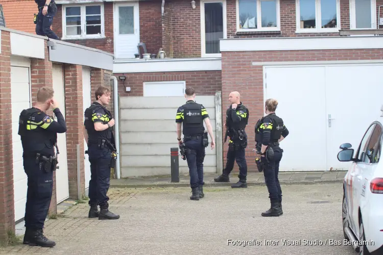 Politie met kogelwerende vesten in woonwijk Beverwijk