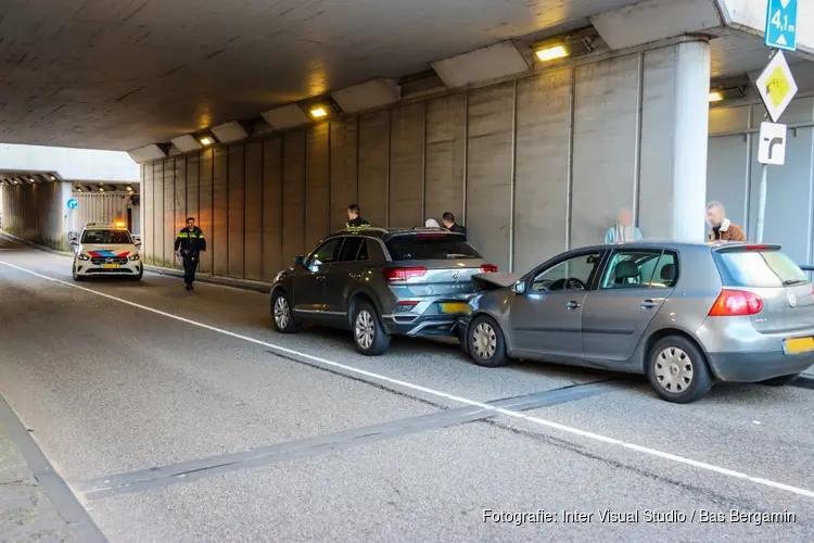 Botsing met twee auto's op Viaductweg in Beverwijk