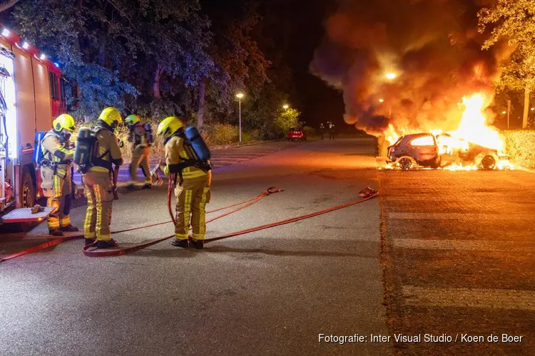 Auto in brand vlakbij sporthal in Beverwijk